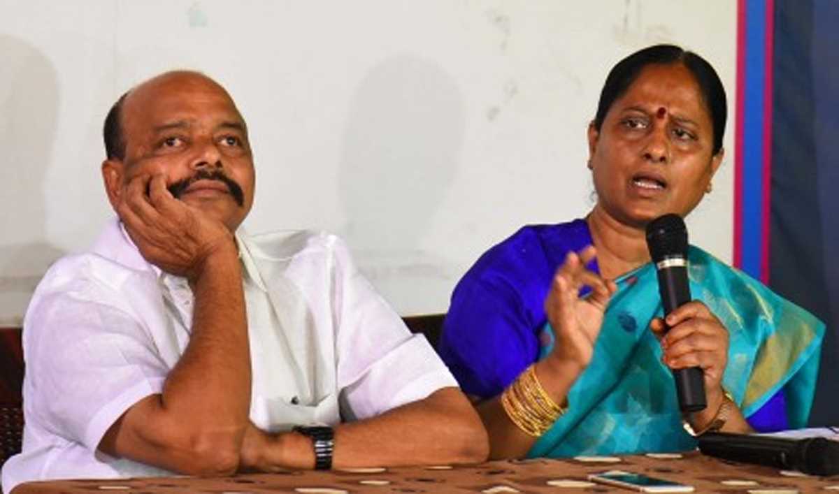 तेलंगाना के मुख्यमंत्री के आधिकारिक आवास पर प्रजा वाणी के दौरान लंबी कतारें